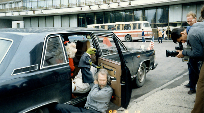 Джим Хенсон и Кермит приветствуют репортеров - Москва, 1988