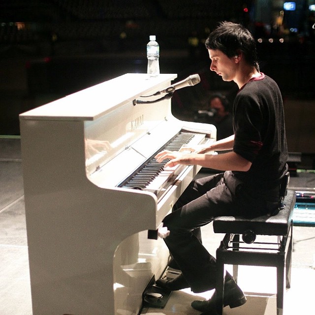 Мэтт Беллами (Muse) за пианино