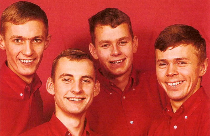 Бьорн Ульвеус (крайний справа) в составе группы Hootenanny Singers